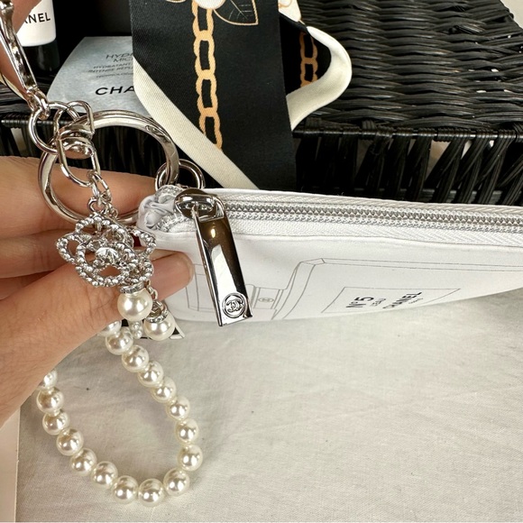 CHANEL beauty line gift set with #5 wristlet keychain and samples - Picture 3 of 9